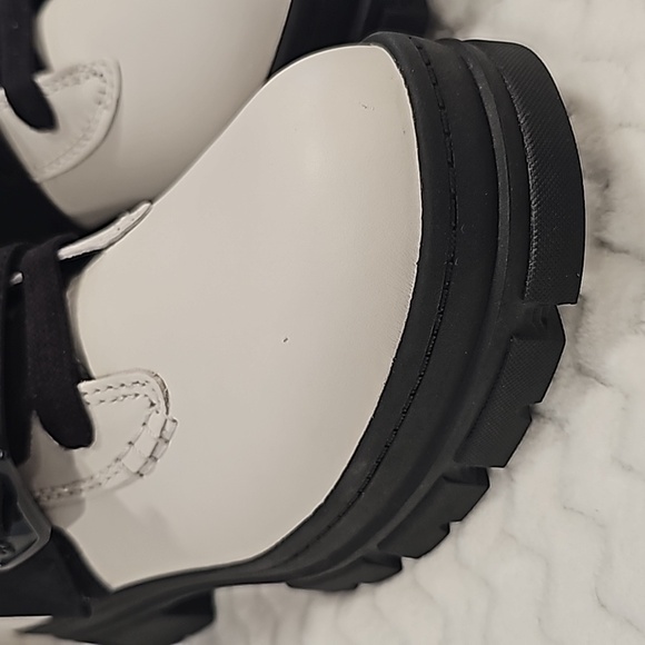 New Ugg Ashton lace-up boots - Picture 11 of 12